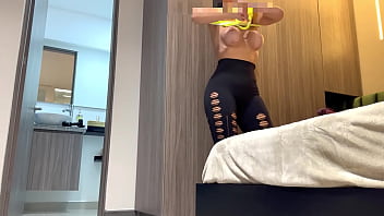 Camara Espia A Modelo Fitness Que Se Prepara Para Ir Al Gimnasio (Leggin, Big Tits, Big Ass, Latina) free video