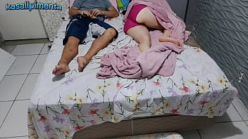 Milf Teve Que Dividir A Cama Com Dotado Devido Reforma De Sua Casa free video