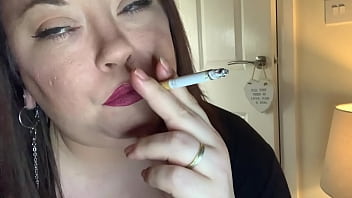 Bbw Tina Snua Smokes A Cigarette With Snap Inhales free video