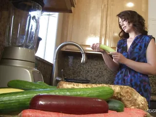 Milf Washes A Cucumber And Ends Up Masturbating With It free video