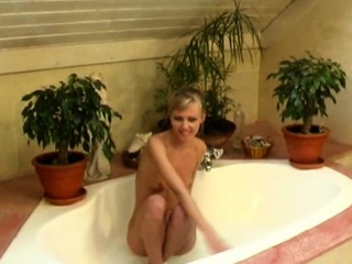 Amanda Loves Masturbating While Taking A Bath free video